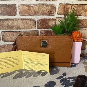Dooney & Bourke Nwt Carmel Wallet/ clutch/ Wristlet